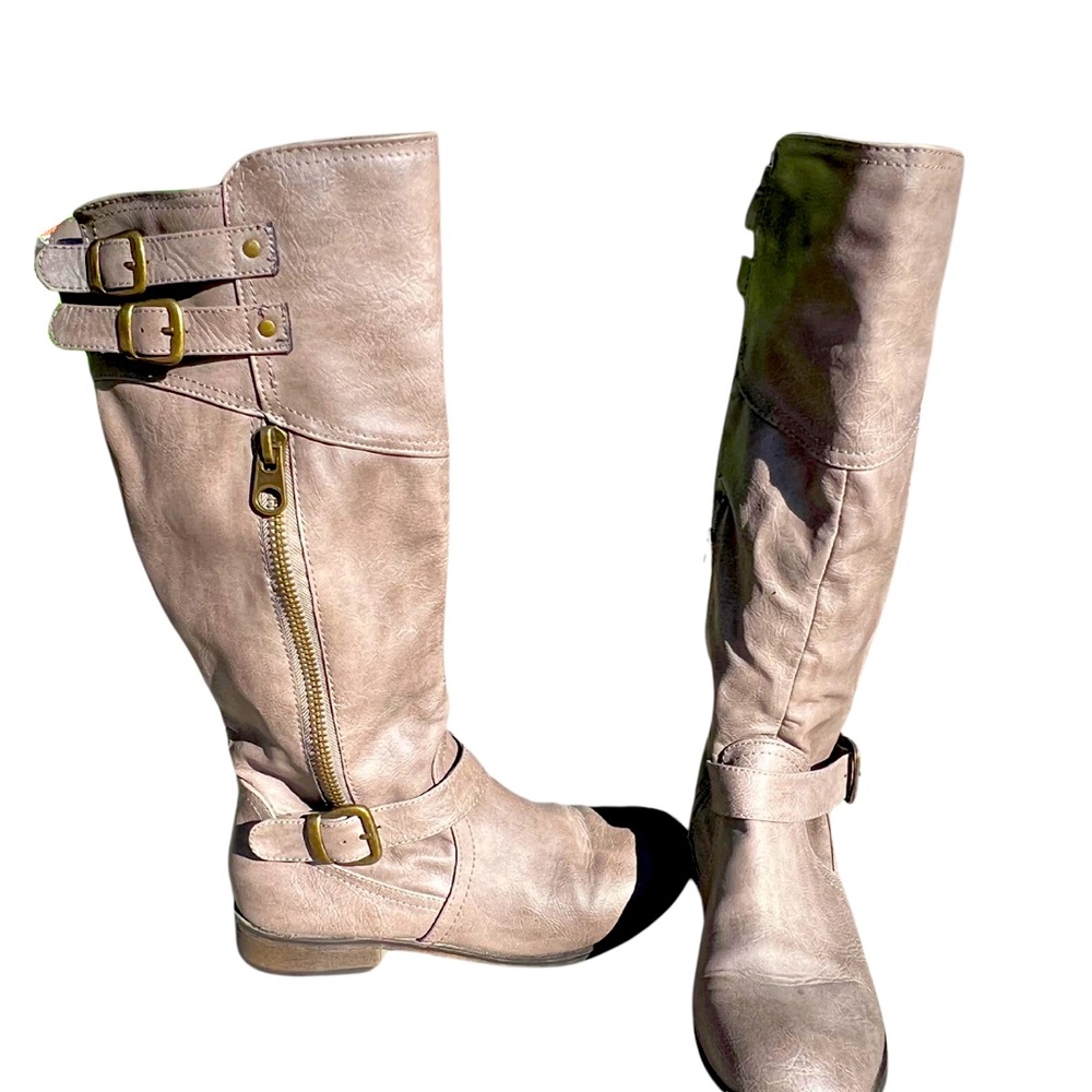 Women’s Boot; Size 8;Taupe color